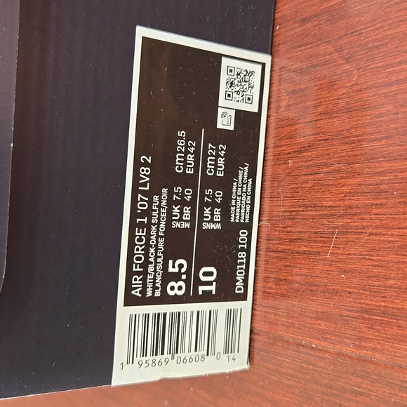 NEVER WORN. Men's 8.5 Air force 1 '07 LV8 2 - Picture 3 of 4